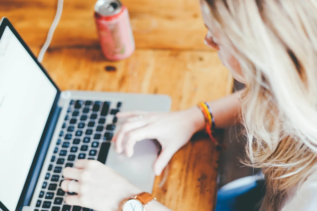 Kursy językowe online vs. stacjonarne: koszty, efekty i dla kogo które rozwiązanie