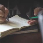 Uczeń zapisuje rozwiązania w zeszycie, długopis i ołówek, nauka matematyki krok po kroku